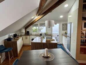 Fridge, microwave, oven, stovetop - Feel simply blue and amazed (Lisboa)