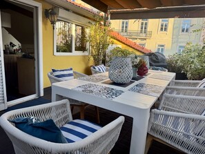 Outdoor dining - Feel simply blue and amazed (Lisboa)