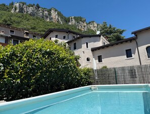 Piscina com vista para montanhas e edifícios residenciais.
