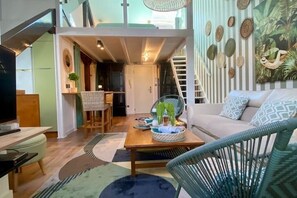 Living area - Deluxe Studio 5 with Mezzanine and Terrace (Lisboa)