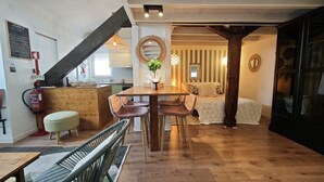 Een gezellig interieur met een eethoek, keuken en een zithoek.