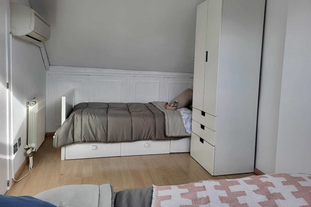 Kahden hengen perushuone, useita sänkyjä, tupakointi kielletty