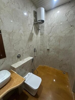 Buồng tắm vòi sen, dép đi trong nhà, khăn tắm, xà phòng 