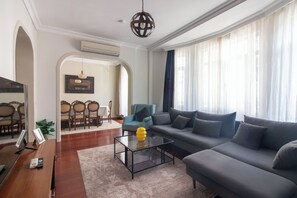 Living area - Cozy 3BR Apartment in Şişli Close to Cevahir Mall (İstanbul)