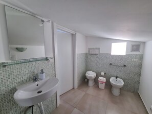 Dusche, Haartrockner, Bidet