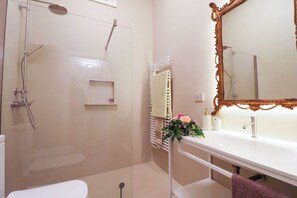 Dusche, Haartrockner, Bidet