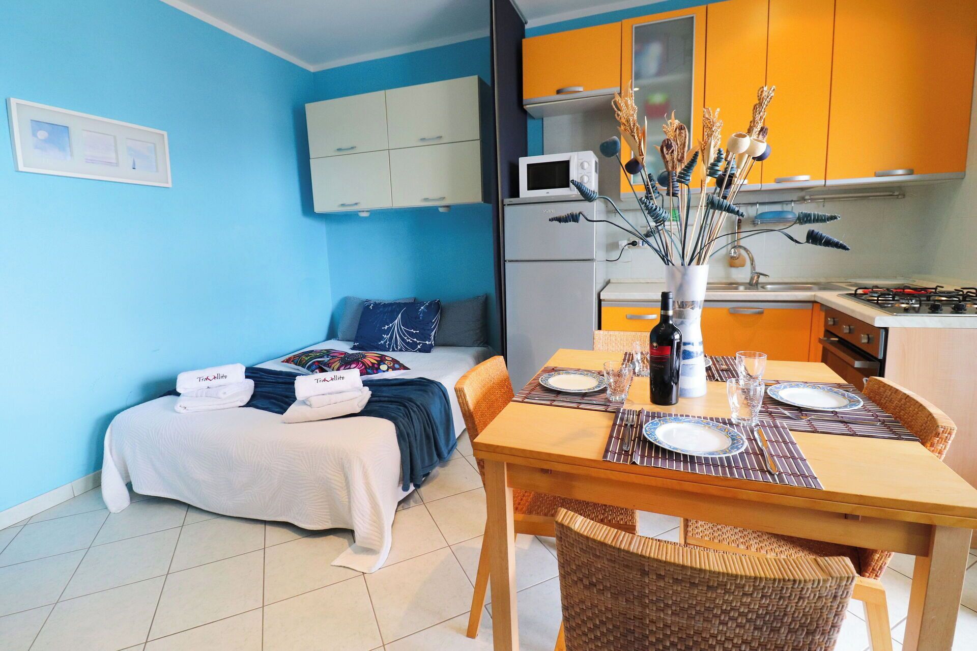 1 quarto, ferros/tábuas de passar roupa, berço de viagem
