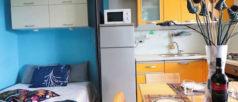 1 chambre, fer et planche à repasser, lit de bébé portatif