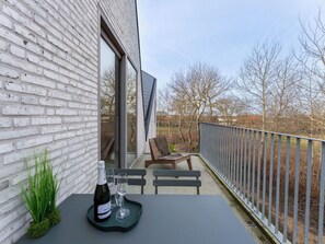 Outdoor dining - Nice apartment for 5 people with WIFI, pool, TV and balcony (Middelkerke)