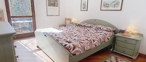 Travel crib, free WiFi