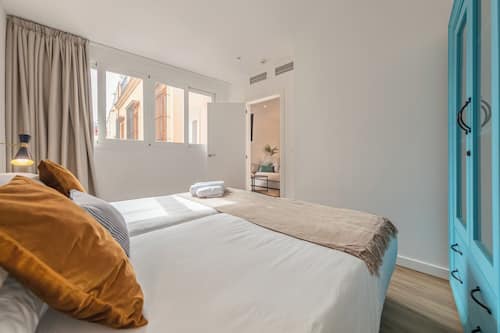 Departamento Deluxe, vista al patio | Espacio para trabajar con laptop y tabla de planchar con plancha