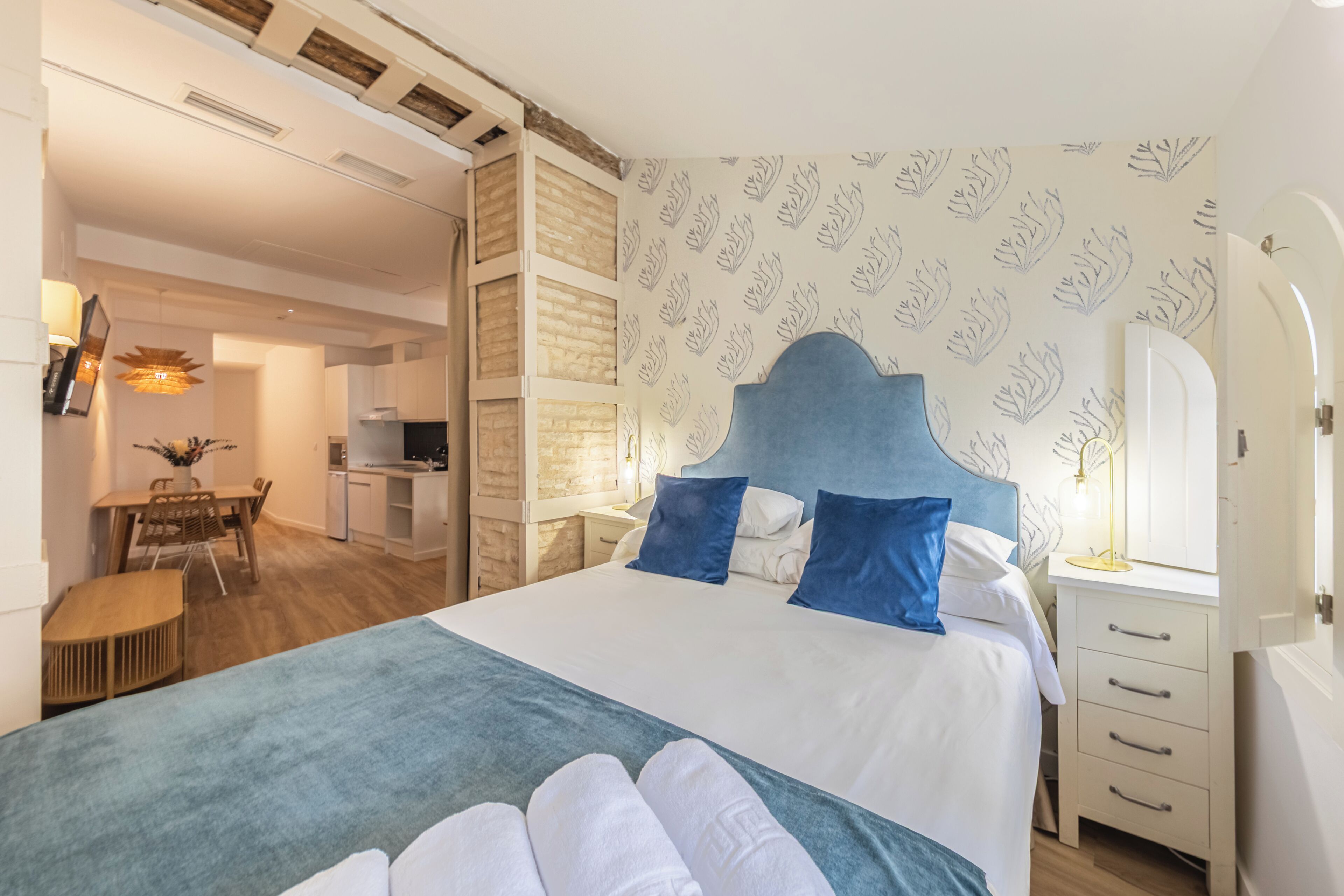 Apartament Deluxe, vistes a la ciutat | Espai de treball apte per a portàtils i planxa i posts de planxar 