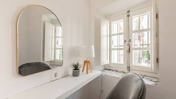 Deluxe Apartment, City View | Interior