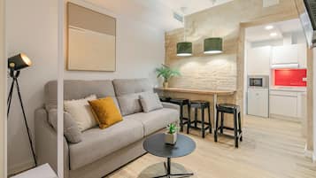 Deluxe Apartment, Courtyard View | Living area