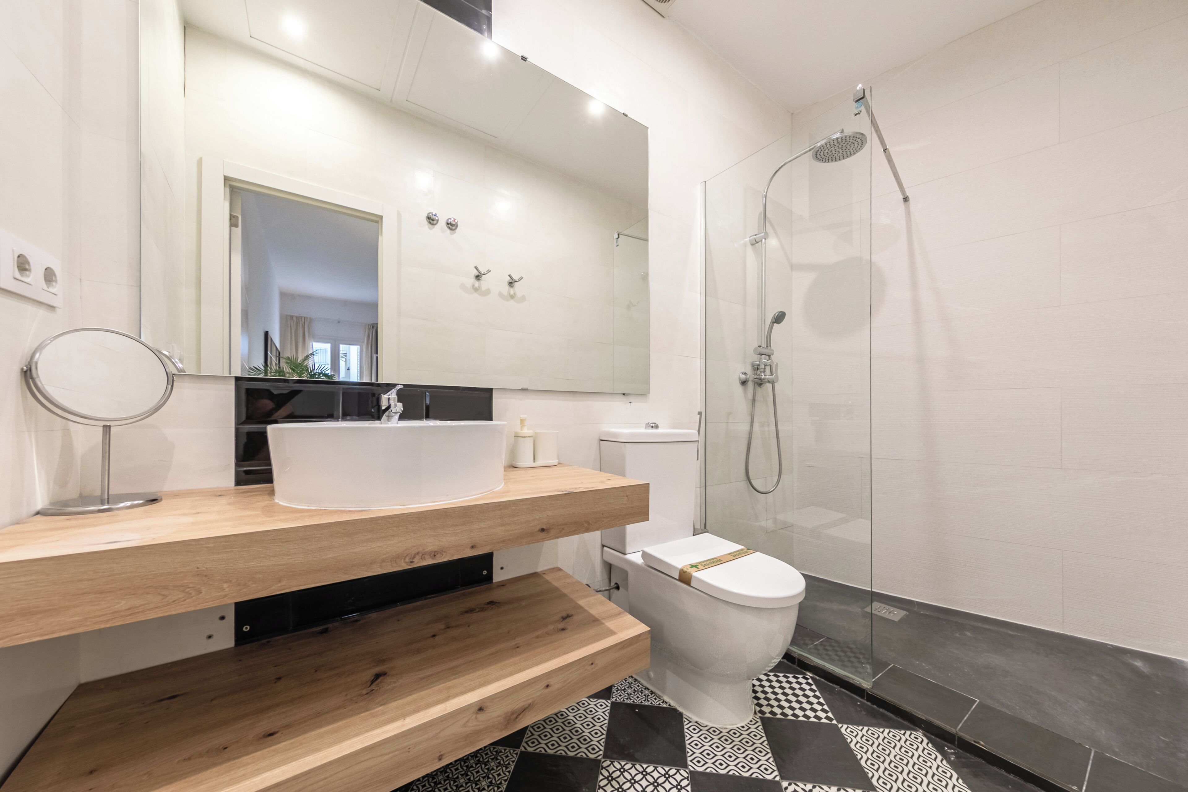 Apartament Deluxe, vistes al pati | Bany | Dutxa, assecador de cabells, tovalloles i sabó 