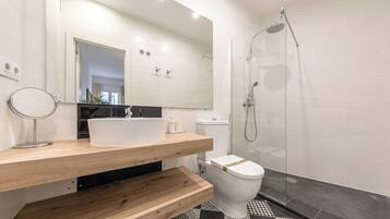 Apartament Deluxe, vistes al pati | Bany | Dutxa, assecador de cabells, tovalloles i sabó