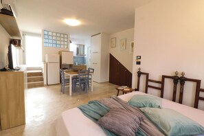 2 habitaciones, tabla de planchar con plancha y cuna de viaje 