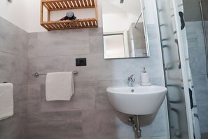 Dusche, Haartrockner, Bidet