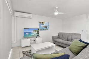 Living area - Lindomare 11 - Kings Beach Ocean Retreat With Pool Access (Kings Beach)