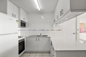 Private kitchen - Lindomare 11 - Kings Beach Ocean Retreat With Pool Access (Kings Beach)