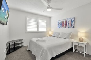 2 bedrooms, WiFi, bed sheets - Kings Beach Ocean Retreat With Pool Access (Kings Beach)