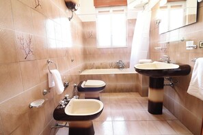 Dusche, Haartrockner, Bidet