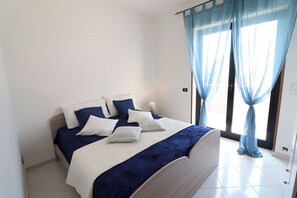 2 habitaciones, tabla de planchar con plancha y cuna de viaje 