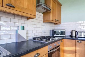 Kühlschrank, Mikrowelle, Ofen, Wasserkocher