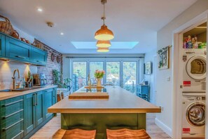 Fridge, microwave, oven, stovetop - 8 The Meadows Beer Dog Friendly Near Beach (Beer)