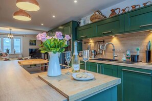 Fridge, microwave, oven, stovetop - 8 The Meadows Beer Dog Friendly Near Beach (Beer)