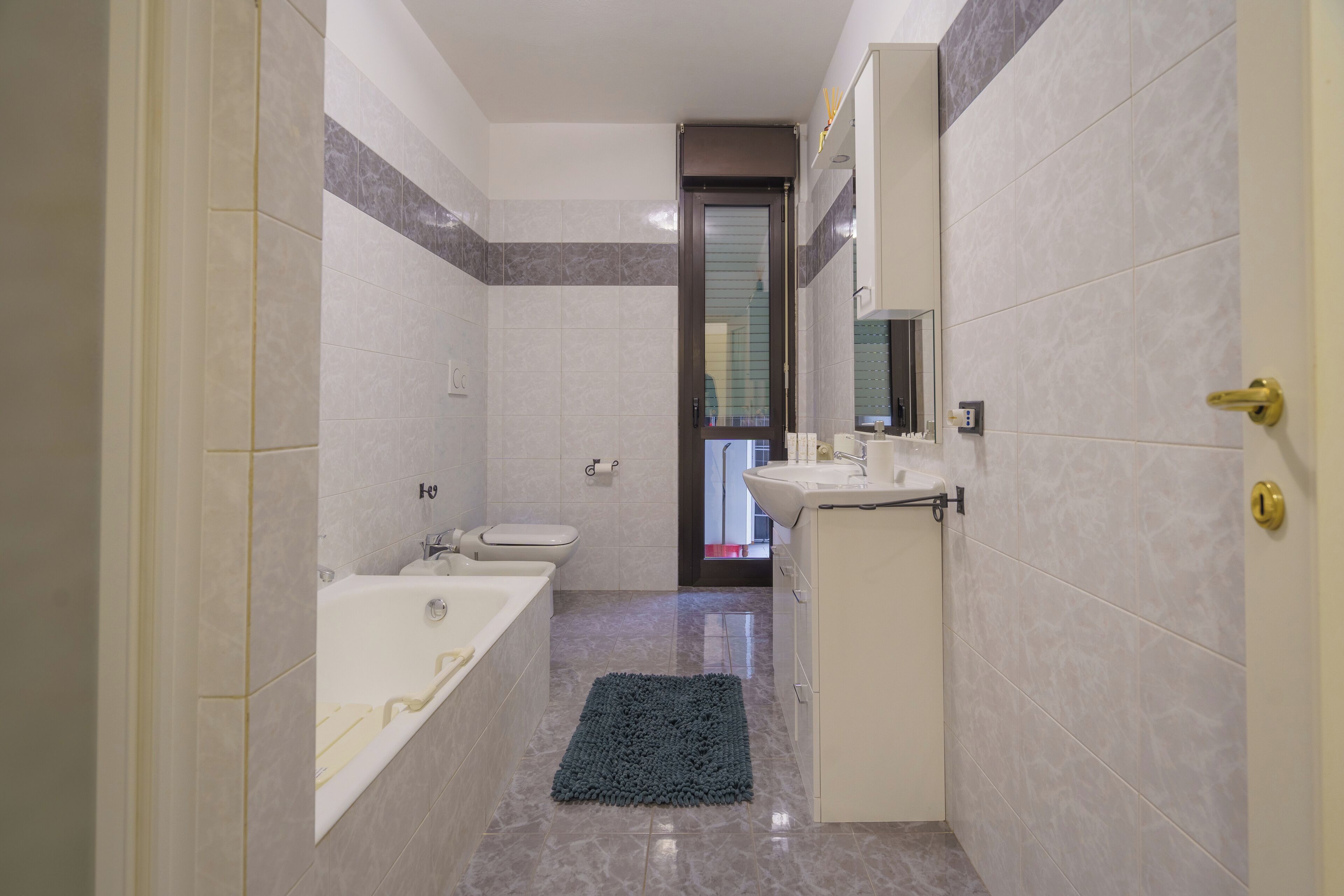 Bruser, hårtørrer, bidet, håndklæder
