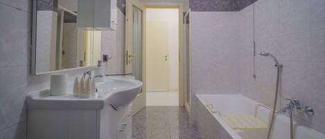 Dusche, Haartrockner, Bidet, Handtücher