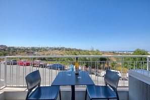 Outdoor dining - Modern Maisonette with Valley Views KARP1-3 (San Gwann)