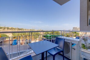 Outdoor dining - Modern Maisonette with Valley Views KARP1-3 (San Gwann)