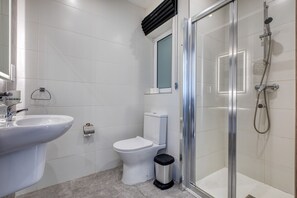 Shower, hair dryer, towels, soap - Modern Maisonette with Valley Views KARP1-3 (San Gwann)