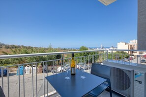 Outdoor dining - Modern Maisonette with Valley Views KARP1-3 (San Gwann)