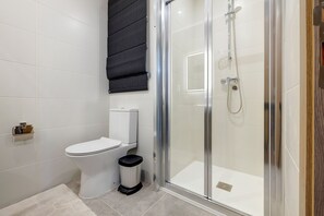 Shower, hair dryer, towels, soap - Modern Maisonette with Valley Views KARP1-3 (San Gwann)