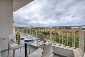Outdoor dining - Modern 2 bedroom apartment, Valley Views KARP1-4 (San Gwann)