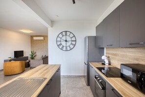 Fridge, microwave, oven, coffee/tea maker - Modern 2 bedroom apartment, Valley Views KARP1-4 (San Gwann)