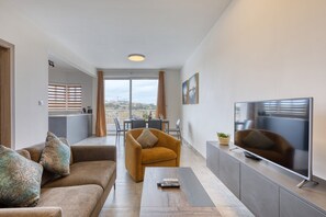 TV - Modern 2 bedroom apartment, Valley Views KARP1-4 (San Gwann)
