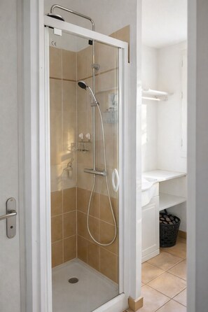 Bathroom - Vrbo Property (Les Mathes)