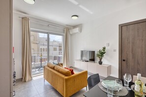 TV - Charming 2 bedroom Apartment, Valley Views KARP1-5 (San Gwann)