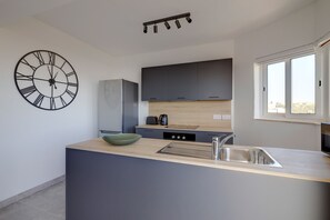 Fridge, microwave, oven, coffee/tea maker - Central and modern Apartment, Valley Views KARP1-6 (San Gwann)