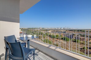 Outdoor dining - Central and modern Apartment, Valley Views KARP1-6 (San Gwann)