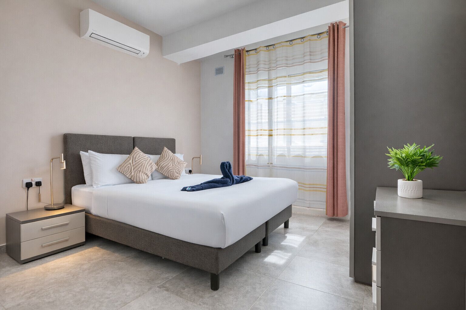 2 habitaciones, tabla de planchar con plancha y wifi gratis 
