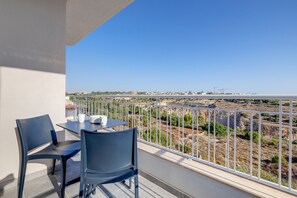 Outdoor dining - 2 bedroom flat with balcony, valley views KARP1-8 (San Gwann)