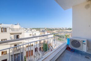 Property grounds - Refined 2 bedroom apartment with balcony KARP1-9 (San Gwann)