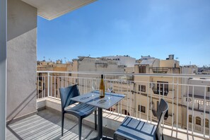 Outdoor dining - Refined 2 bedroom apartment with balcony KARP1-9 (San Gwann)