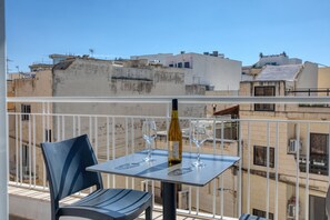 Outdoor dining - Refined 2 bedroom apartment with balcony KARP1-9 (San Gwann)