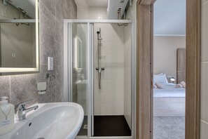 Shower, hair dryer, towels, soap - Spacious and refined 3 bedroom duplex KARP1-1 (San Gwann)